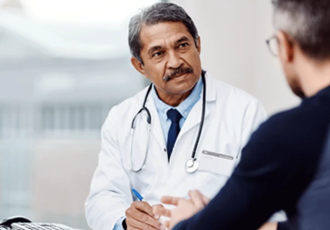 Arzt spricht mit Patient über IgA-Nephropathie Therapie Arzt spricht mit Patient über IgA-Nephropathie Therapie